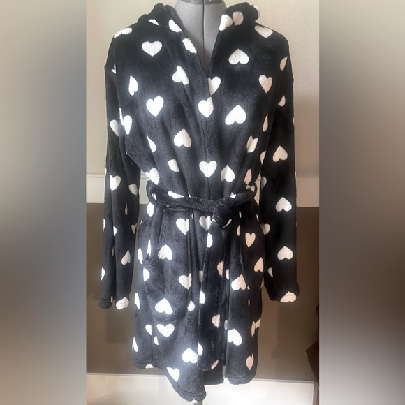 Sleep Riot Soft Cozy Bathrobe Size Small Black w White Hearts Hood Belt Pockets - Picture 2 of 8